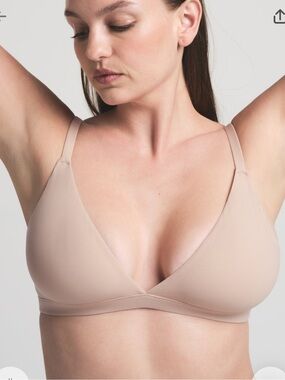 FINAL PRICE BEFORE DONATION- 
Skims fits everybody triangle bralette